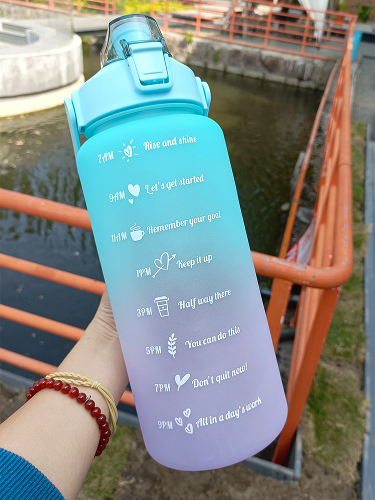 Bouteille d'eau de sport portable réutilisable avec autocollants de marqueur de temps, plastique de motivation, standardisation, 2 litres